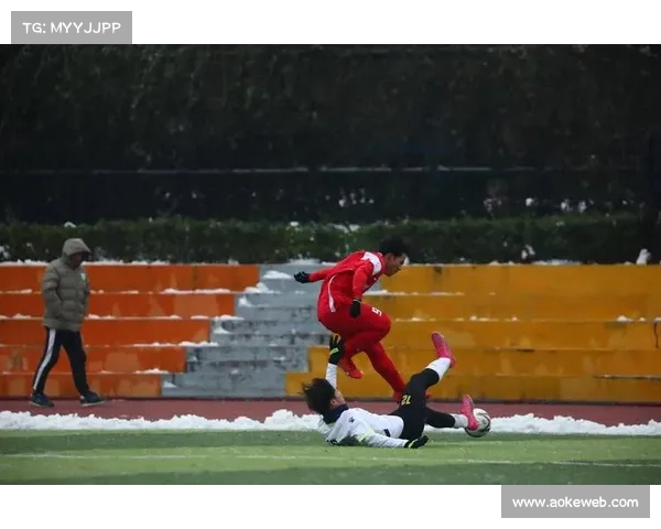 雨中比赛，足球滑行轨迹难以判断