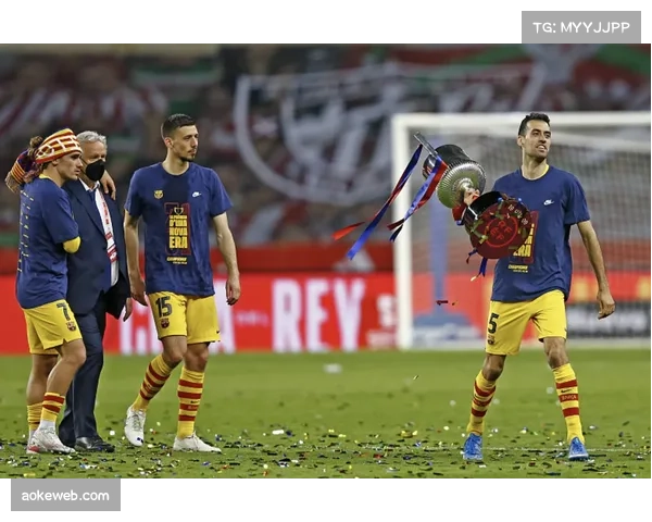 终场哨响,老将拉卡泽特与队友庆祝逆转胜利 终场哨响,老将拉卡泽特与队友庆祝逆转胜利