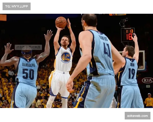 勇士传切体系破解联防,库里无球跑动创造空间 勇士传切体系破解联防,库里无球跑动创造空间