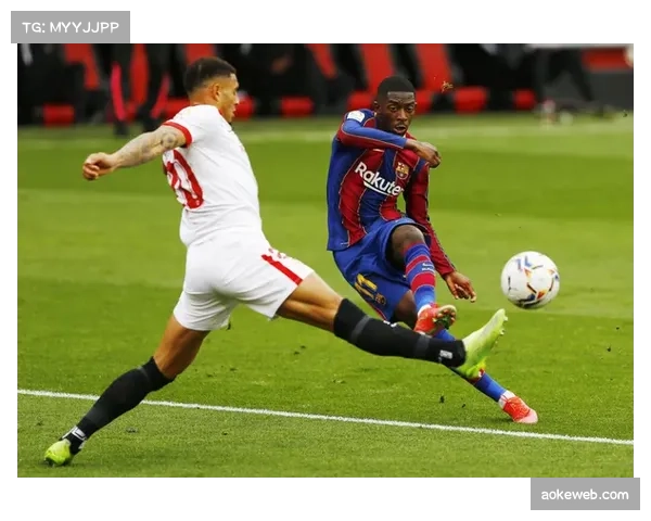 登贝莱凝视雷恩纪念海报,青训岁月记忆浮现赛后与老队友相拥 登贝莱凝视雷恩纪念海报,青训岁月记忆浮现赛后与老队友相拥